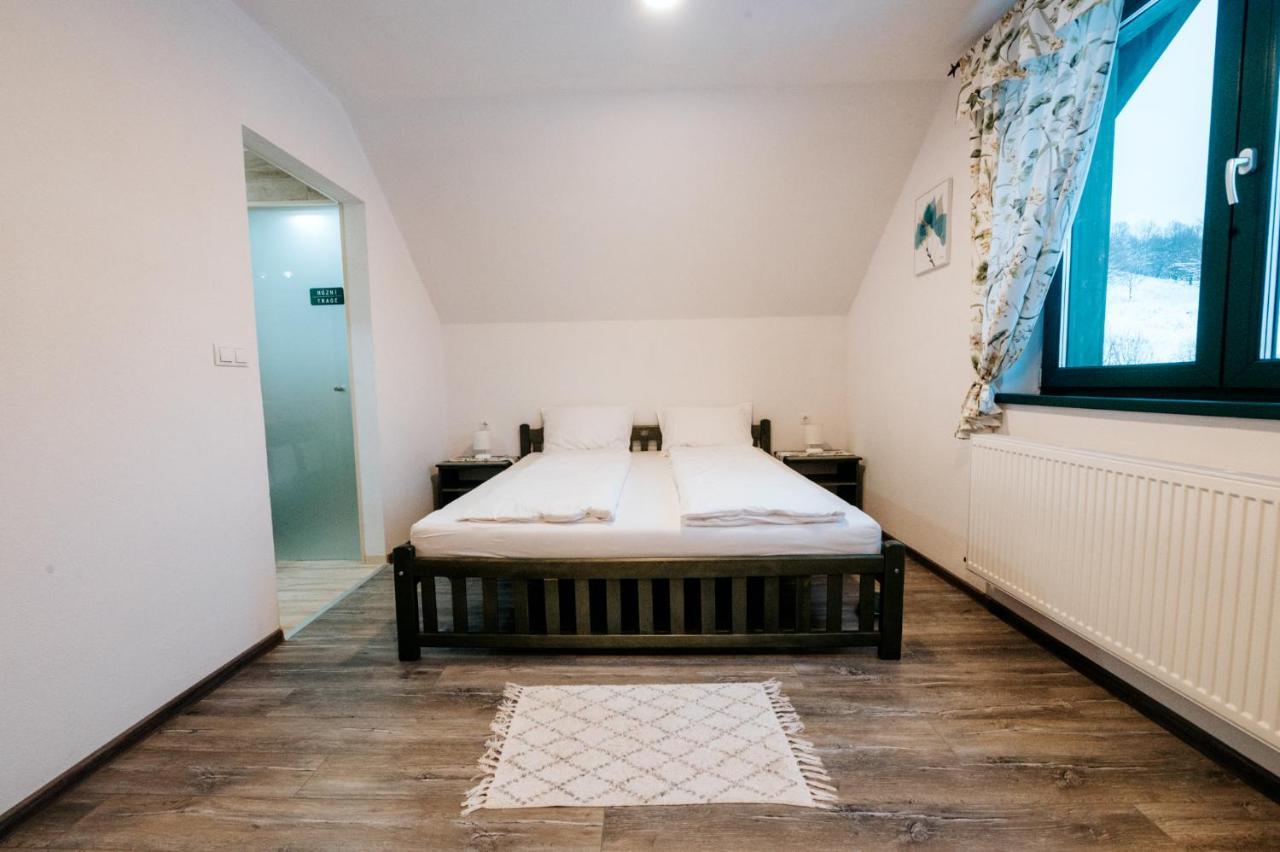 Bed and Breakfast Kadarhaz Vlahita Zewnętrze zdjęcie