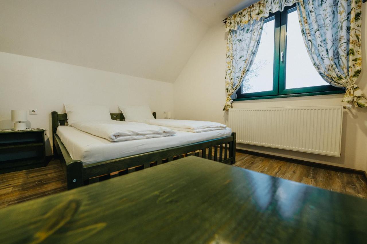 Bed and Breakfast Kadarhaz Vlahita Zewnętrze zdjęcie